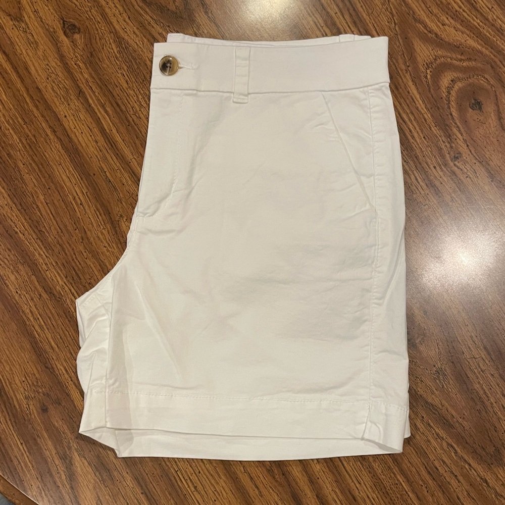 NWOT Old Navy Women’s White Everyday Mid Rise Shorts